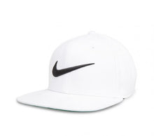 Laden Sie das Bild in den Galerie-Viewer, NIKE | SWOOSH PRO FLAT PEAK CAP
