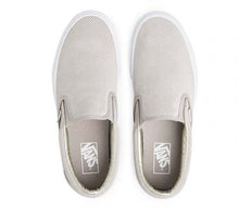 Laden Sie das Bild in den Galerie-Viewer, VANS | CLASSIC SLIP-ON (PERFORATED SUEDE)
