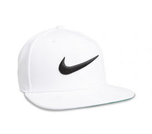 Laden Sie das Bild in den Galerie-Viewer, NIKE | SWOOSH PRO FLAT PEAK CAP
